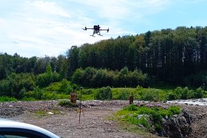 Dron leti nad deponijo